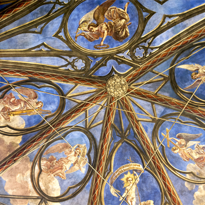 Tuomiokirkon pääkuorin kattoholvi, jossa sininen pohja ja enkeleitä
