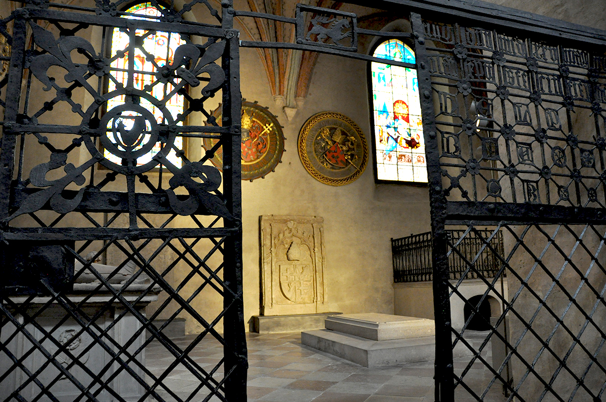 Tavastin kappelin rauta-aita auki, sisällä näkyy hautakivi