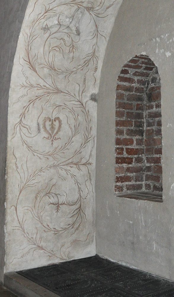 Köynnöksin koristeltua kirkon sisäseinää valkealla pinnalla
